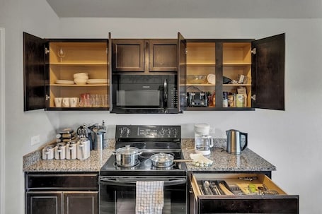 House (4 Bedrooms) | Private kitchen | Fridge, microwave, oven, coffee/tea maker