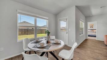 Casa (4 Bedrooms) | Zona de menjador de l'habitació