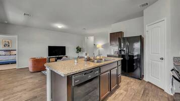 Hus (4 Bedrooms) | Eget kjøkken | Kjøleskap, mikrobølgeovn, ovn og espressomaskin