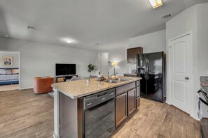 Talo (4 Bedrooms) | Yksityinen keittiö | Jääkaappi, mikroaaltouuni, uuni, espressokone