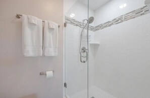 Douche, sèche-cheveux, serviettes fournies