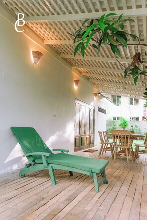 Outdoor dining - come to the beach - stay with us (Bentota)