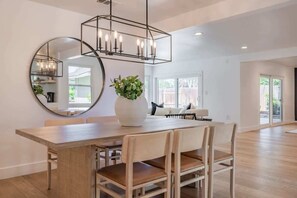 Hus (5 Bedrooms) | Spiseområde på rommet