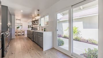 House (5 Bedrooms) | Private kitchen | Microwave, oven, stovetop, coffee/tea maker