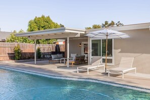 Outdoor pool, pool umbrellas, sun loungers - @ Marbella Lane - Cozy Modern Home w/ Relaxing Design & Pool (Fullerton)