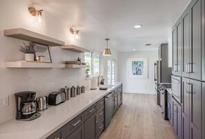 Hus (5 Bedrooms) | Eget kjøkken | Mikrobølgeovn, ovn, kokeplater og kaffetrakter/tekoker