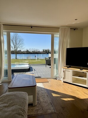 3 bedrooms, iron/ironing board, WiFi, bed sheets - Huckleberry Hot Tub Lodge (Spine Road South Cerney)