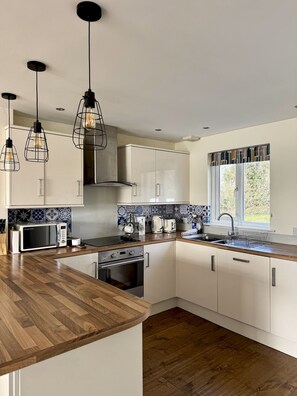 Dishwasher - Huckleberry Hot Tub Lodge (Spine Road South Cerney)