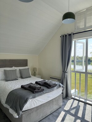 3 bedrooms, iron/ironing board, WiFi, bed sheets - Huckleberry Hot Tub Lodge (Spine Road South Cerney)