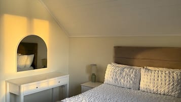 3 habitaciones, tabla de planchar con plancha, wifi y ropa de cama