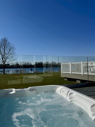 Huckleberry Lodge | Hot Tub, Cotswold Lakes