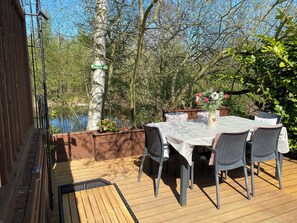 Outdoor dining - Luxury Fishing Lodge - Fat Rascals Retreat (Frettenham)