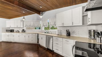 Casa (3 Bedrooms) | Cocina privada | Cafetera o tetera, hervidor eléctrico y mesa de comedor