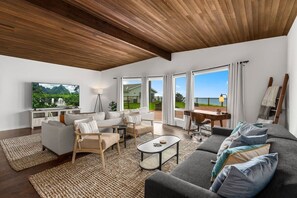 Casa (3 Bedrooms) | Área de sala de estar | Televisión de pantalla plana, futbolito y tenis de mesa 