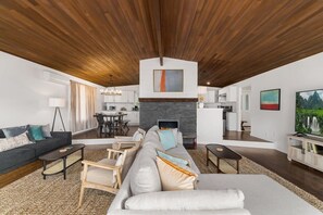 House (3 Bedrooms) | Living room