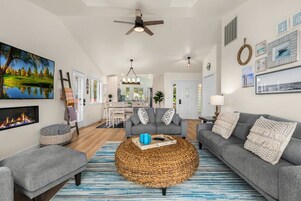 Casa, de frente para o oceano (4 Bedrooms) | Área de estar | Smart TV 70 polegadas com canais a cabo