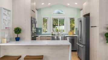 Maison, au bord de l’océan (4 Bedrooms) | Cuisine privée | Four à micro-ondes, un four, cafetière-théière, bouilloire électrique