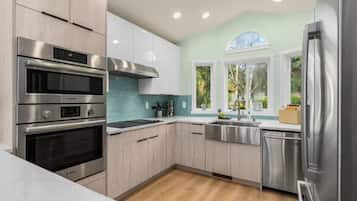 Casa (4 Bedrooms) | Cocina privada | Microondas, horno, cafetera o tetera y utensilios de cocina