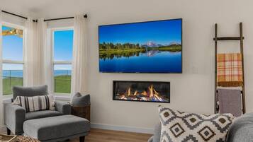 House, Oceanfront (4 Bedrooms) | Living area | 70-inch Smart TV with cable channels