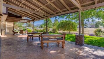 House (4 Bedrooms) | Terrace/patio