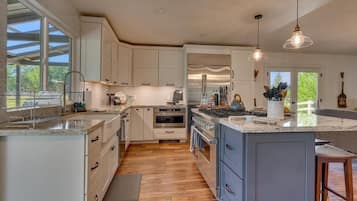 House (4 Bedrooms) | Private kitchen | Microwave, oven, coffee/tea maker, electric kettle