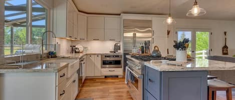 Maison (4 Bedrooms) | Cuisine privée | Four à micro-ondes, un four, cafetiÚre-théiÚre, bouilloire électrique