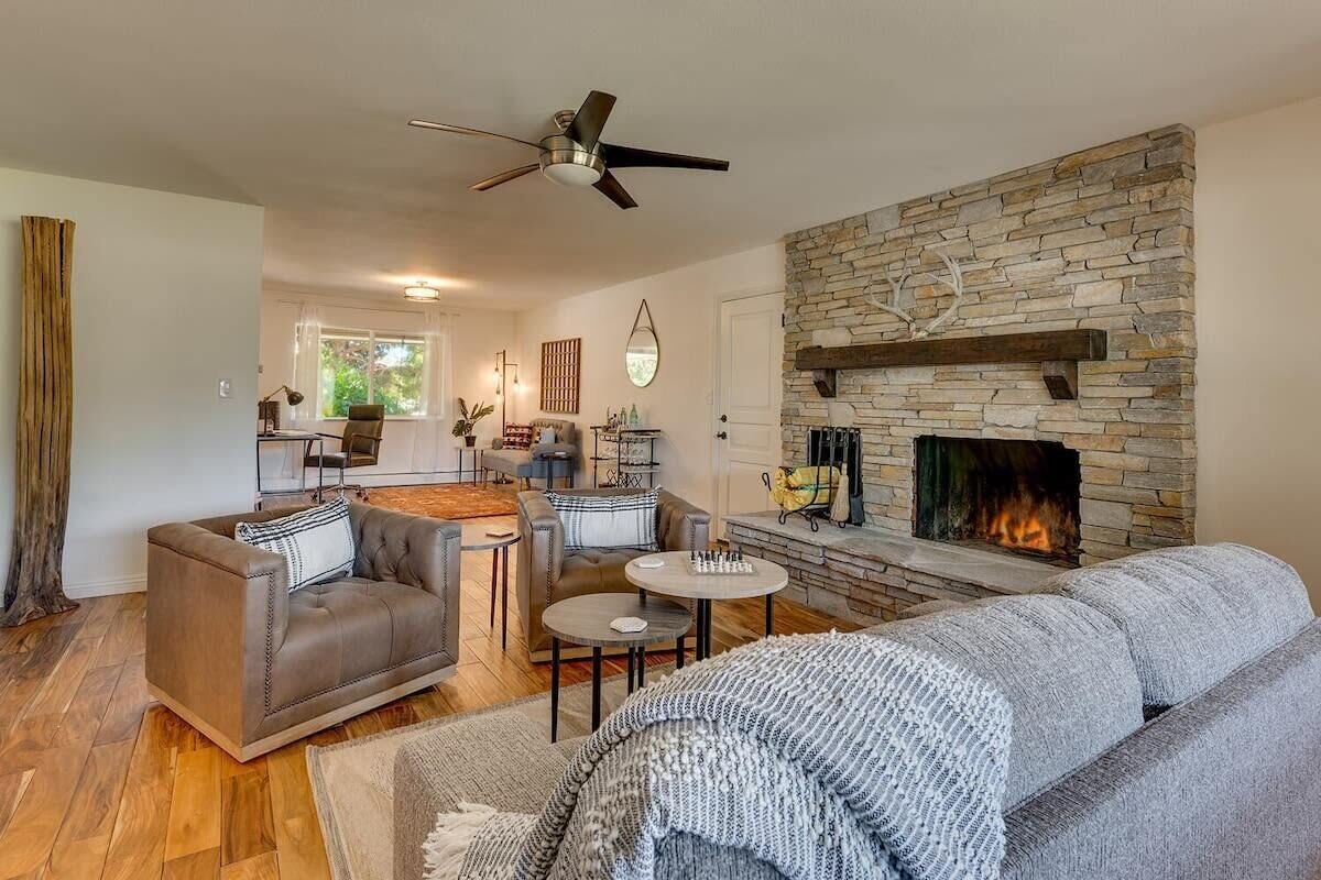 House (4 Bedrooms) | Living area | 43-inch flat-screen TV with cable channels, fireplace, table football