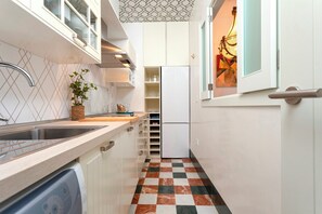 Fridge, microwave, dishwasher, coffee/tea maker
