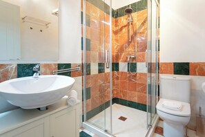 Shower, hair dryer, towels - Exclusive apartment in Seville center. Francos VIII (Seville)