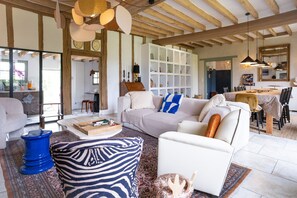 Smart TV, fireplace - RENOVATED LONGERE DESIGN, WITH GARDEN, 1H30 FROM PARIS, CHARMING VILLAGE ON FOOT (Noyers)