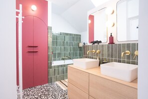 Hair dryer, towels, toilet paper - RENOVATED LONGERE DESIGN, WITH GARDEN, 1H30 FROM PARIS, CHARMING VILLAGE ON FOOT (Noyers)