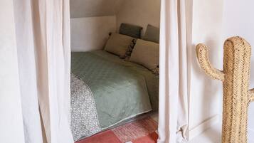 5 slaapkamers, een strijkplank/strijkijzer, reisbedje, gratis wifi