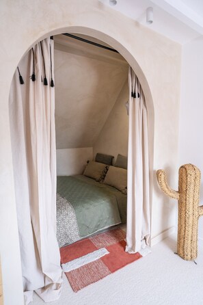 5 bedrooms, iron/ironing board, travel crib, free WiFi - RENOVATED LONGERE DESIGN, WITH GARDEN, 1H30 FROM PARIS, CHARMING VILLAGE ON FOOT (Noyers)