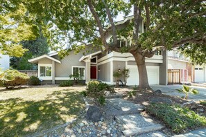 House (4 Bedrooms) | Garden view