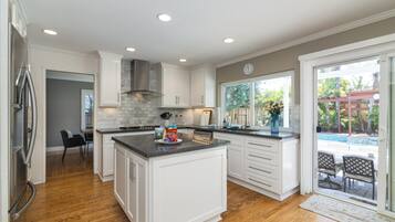 Rumah (4 Bedrooms) | Dapur pribadi | Lemari es, microwave, oven, dan mesin pencuci piring