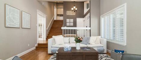 Casa (4 Bedrooms) | Área de sala de estar | Televisión de pantalla plana de 43 pulgadas con canales por cable