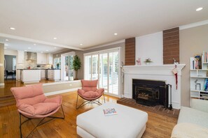 Hus (4 Bedrooms) | Vardagsrum | 43-tums platt-tv med kabelkanaler