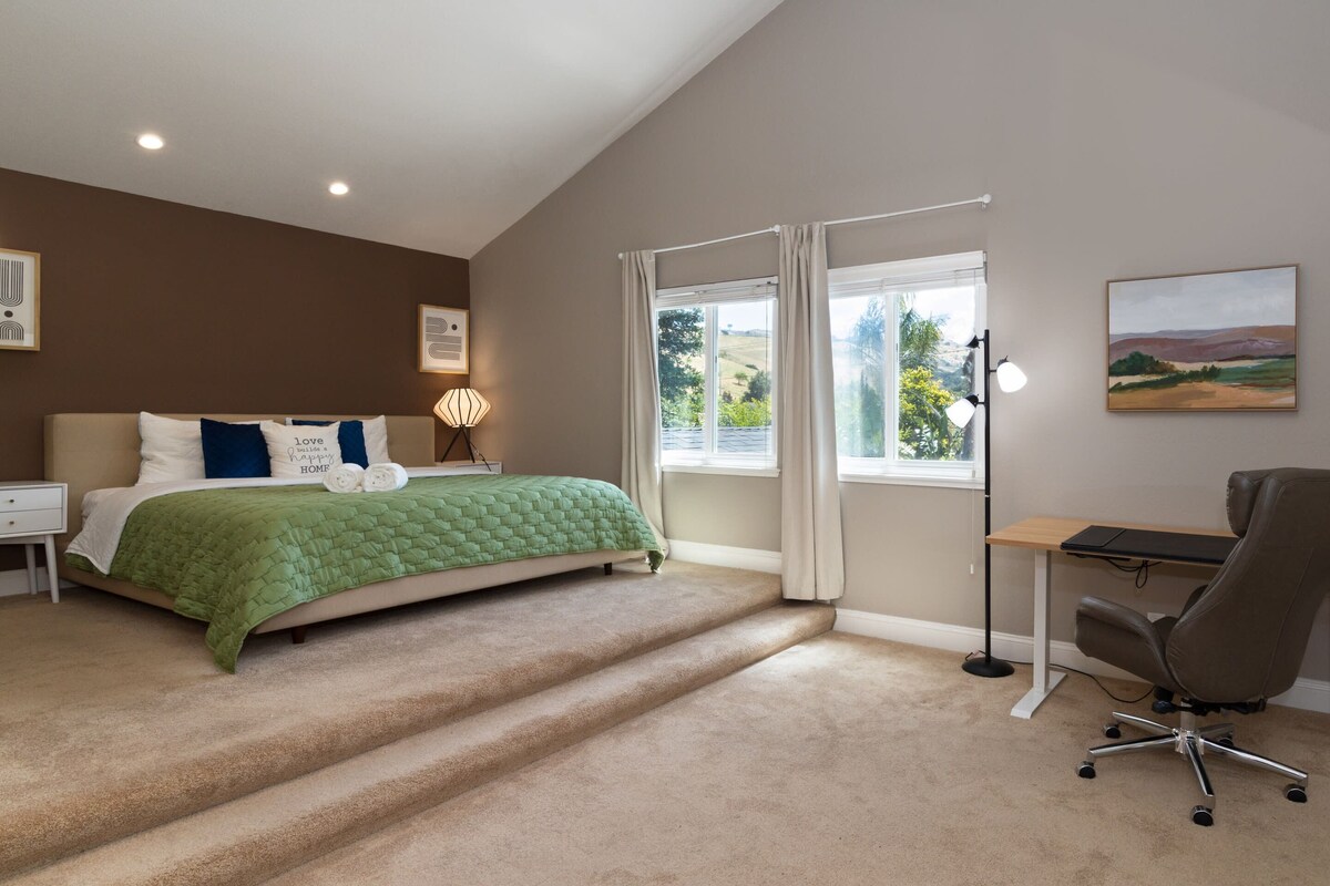 Une chambre à coucher avec un lit, un bureau et une chaise.