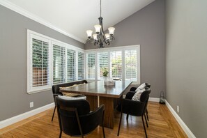 House (4 Bedrooms) | In-room dining