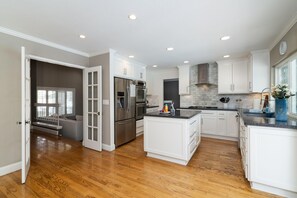 Hus (4 Bedrooms) | Eget kök | Kylskåp, mikrovågsugn, ugn och diskmaskin