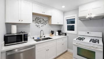 House (2 Bedrooms) | Private kitchen | Fridge, microwave, oven, espresso maker