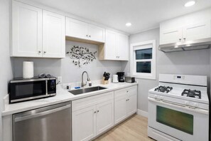 獨棟房屋 (2 Bedrooms) | 私人廚房 | 電冰箱、微波爐、烤箱、義式濃縮咖啡機