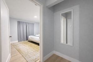 ハウス (2 Bedrooms) | 2 室のベッドルーム、デスク、ノートパソコン用作業スペース、アイロン / アイロン台