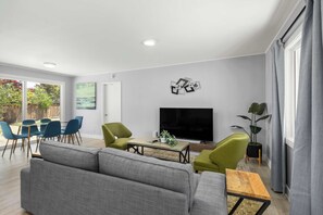 House (3 Bedrooms) | Living area