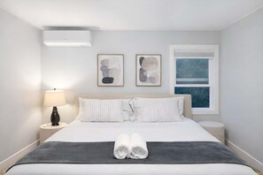 Nhà (2 Bedrooms) | 2 phòng ngủ, bàn, khu vực làm việc phù hợp cho laptop 