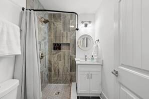 Een douche, een haardroger, handdoeken, zeep