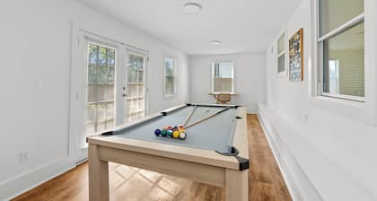Spacious and Modern 4 Bedroom, 2 Bathroom Home in the Heart of CLT