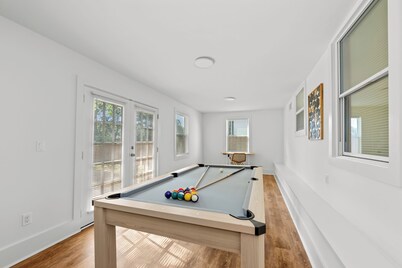Spacious and Modern 4 Bedroom, 2 Bathroom Home in the Heart of CLT