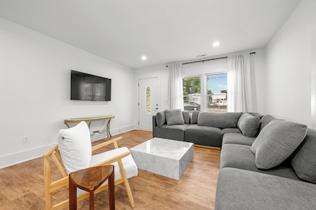 Smart TV, ping pong. Spacious and Modern 4 Bedroom, 2 Bathroom Home in the Heart of CLT