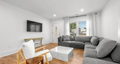 Spacious and Modern 4 Bedroom, 2 Bathroom Home in the Heart of CLT